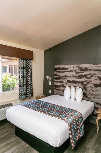Katil atau katil-katil dalam bilik di Anaheim Discovery Inn and Suites