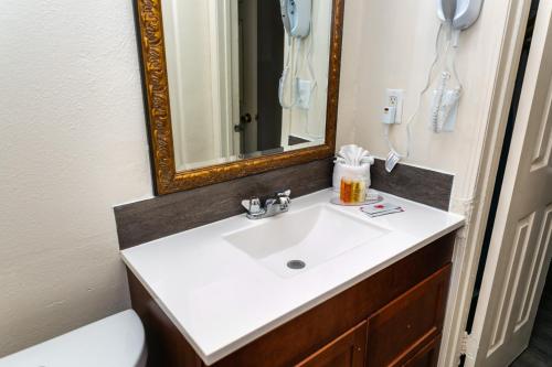 Bilik mandi di Anaheim Discovery Inn and Suites