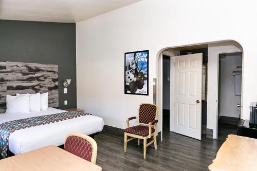 Katil atau katil-katil dalam bilik di Anaheim Discovery Inn and Suites