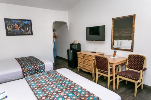 Televisyen dan/atau pusat hiburan di Anaheim Discovery Inn and Suites