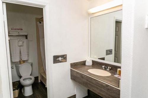 Bilik mandi di Anaheim Discovery Inn and Suites