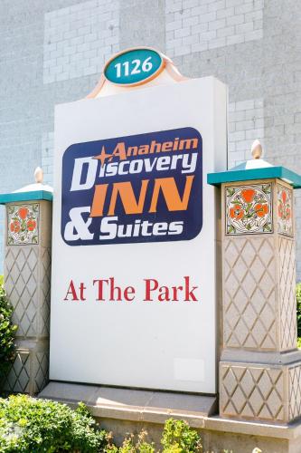 Sijil, anugerah, tanda atau dokumen lain yang dipamerkan di Anaheim Discovery Inn and Suites