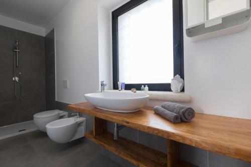 a bathroom with a sink and a toilet at Gallo Fino in Ricadi