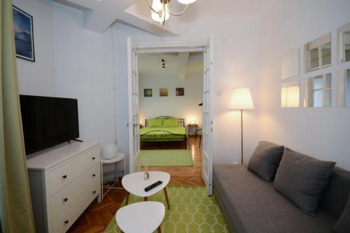 ein Wohnzimmer mit Sofa und ein Schlafzimmer in der Unterkunft Stay Inn Apartments in Bukarest