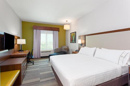 Postel nebo postele na pokoji v ubytování Holiday Inn Express & Suites Houston S - Medical Ctr Area by IHG