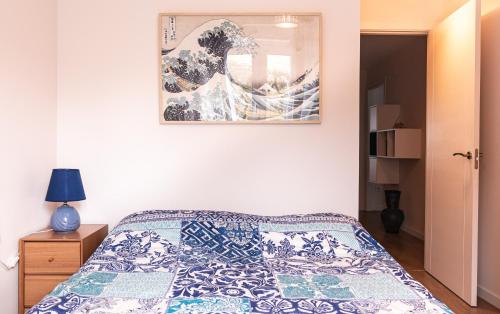 a bedroom with a bed and a painting on the wall at Telmo's Home con PARKING in Zumaia