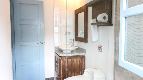 a bathroom with a toilet and a sink at Casa Hotel Santa Helena Boutique in Villa de Leyva