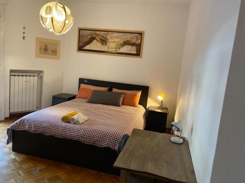 een slaapkamer met een bed en een tafel erin bij Comfortable and Friendly Apartment in Trieste