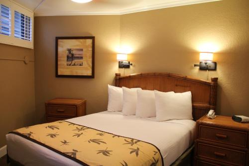 Llit o llits en una habitació de Kona Reef Resort by Latour Group