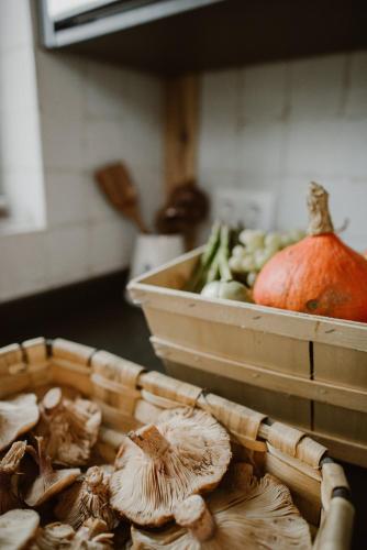 a basket full of mushrooms and a bin of vegetables at Casa Rural el Cocodrilo in Agés