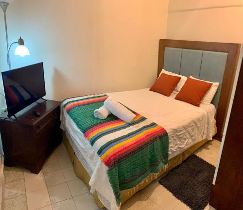 een slaapkamer met een bed met een teddybeer erop bij Casita Natural Village #6 y #8 in San Juan