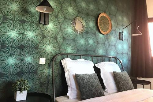 une chambre avec un lit avec un papier peint vert et blanc dans l'établissement Canal du midi, cosy city center apt, train station, à Toulouse