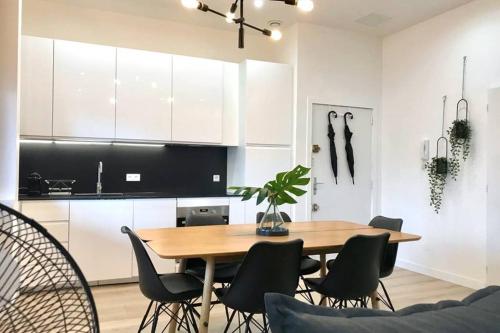 - une cuisine avec une table et des chaises en bois dans la chambre dans l'établissement Canal du midi, cosy city center apt, train station, à Toulouse