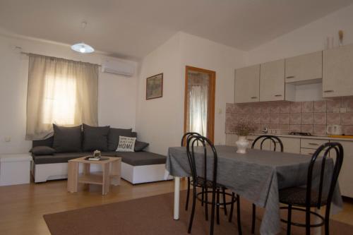 Posedenie v ubytovaní Apartmani Caganić Villa Bledi