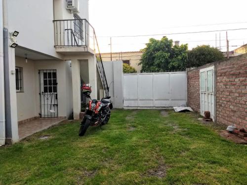 una motocicleta estacionada en el patio de una casa en Depto planta alta en Salta