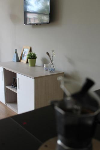 Una televisión o centro de entretenimiento en Otium casa vacanze-servizio spiaggia incluso a 250 mt-struttura pet friendly