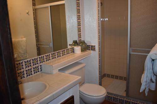 e bagno con servizi igienici, lavandino e doccia. di La Paloma Beach&Tennis Resort a Rosarito