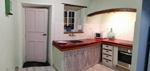 A kitchen or kitchenette at vivienda vacacional Benilde