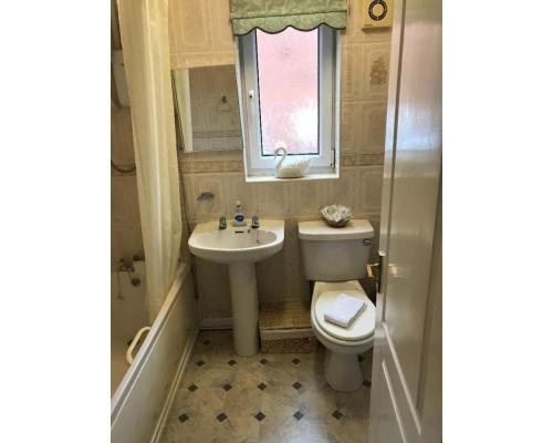 42 Beaumont Rise Rental - Worksop في وركسوب: حمام صغير مع مرحاض ومغسلة