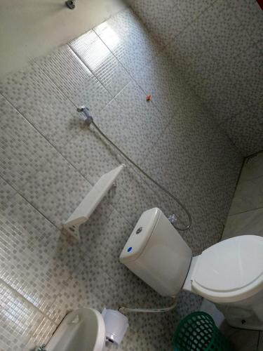 a bathroom with a toilet and a sink at Suítes Dora Tenor in Barra Grande