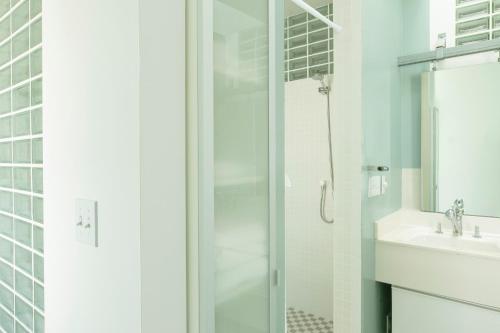 een badkamer met een douche en een wastafel bij THE STORE in Raleigh