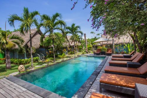 an image of a swimming pool at a resort at TS Hut Lembongan in Nusa Lembongan