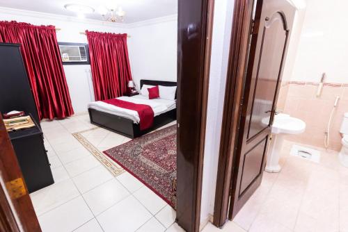 Säng eller sängar i ett rum på Al Eairy Apartments - Al Madinah -1