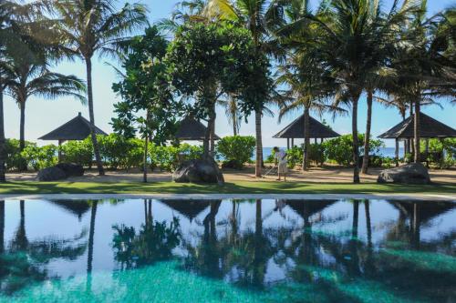 Ein Garten an der Unterkunft Komaneka at Keramas Beach
