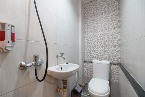 メダンにあるPermata Innのトイレと洗面台のある小さなバスルーム