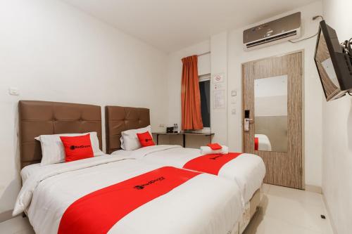 Posteľ alebo postele v izbe v ubytovaní Permata Inn
