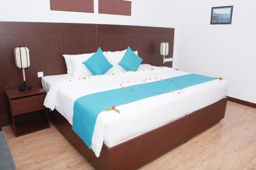 Una cama o camas en una habitación de Sealong Bay ZhongQi Conifer Hotel 海龙湾中启康年酒店