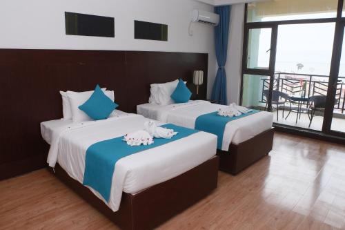Una cama o camas en una habitación de Sealong Bay ZhongQi Conifer Hotel 海龙湾中启康年酒店