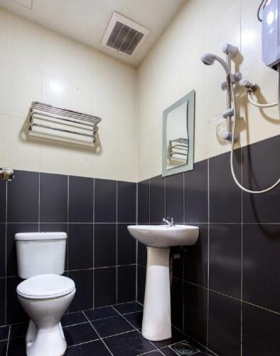 a bathroom with a toilet and a sink at Hotel Sri Malim in Tanjung Malim