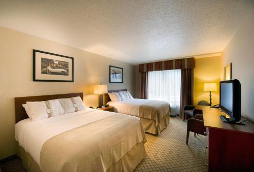 Postel nebo postele na pokoji v ubytování Holiday Inn Purdue - Fort Wayne, an IHG Hotel