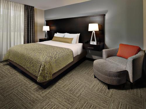 Кровать или кровати в номере Staybridge Suites Tysons - McLean, an IHG Hotel