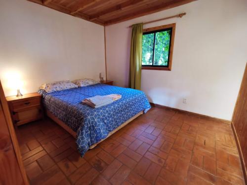 Ένα ή περισσότερα κρεβάτια σε δωμάτιο στο Cabaña Pudomo en Coñaripe con Hot-tub exclusivo