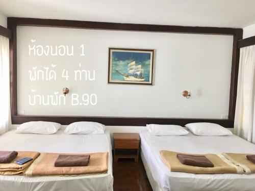 Postel nebo postele na pokoji v ubytování Baan Rug Nam Sai