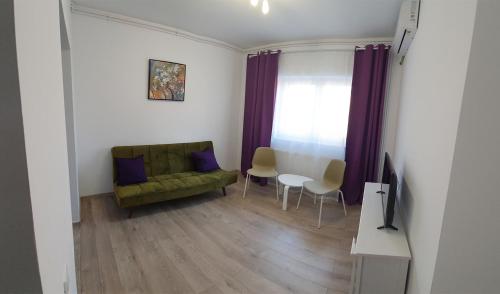a living room with a green couch and a table at Casa Florescu 13 in Bucharest