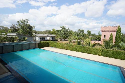 einen Pool im Hinterhof eines Hauses in der Unterkunft แกรนด์ ฟอเรสท์ Grand Forest in Chanthaburi