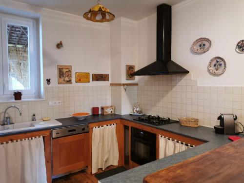 Lens-Lestang的住宿－La Saônette，厨房配有水槽和炉灶