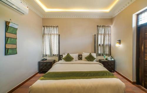 um quarto com uma cama grande e duas mesas de cabeceira em R41-A Boutique Hotel em Jaipur