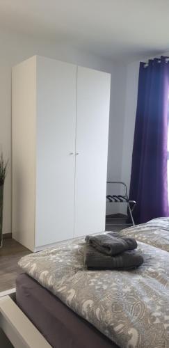 1 dormitorio con 1 cama y armario blanco grande en Ferienwohnungen Nahrstedt, en Waldeck