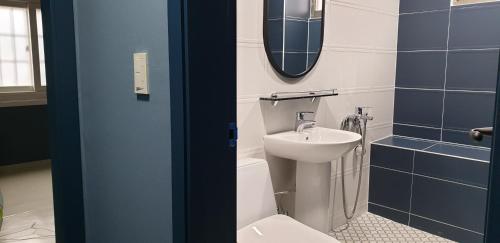 Ένα μπάνιο στο Blue Backpackers Hostel