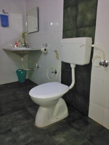 Un baño de Guddadamane Homestay