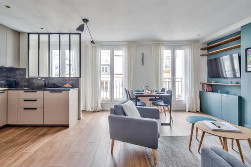 une cuisine et un salon avec un canapé et une table dans l'établissement Splendid 3 bdrs Flat in a Prime Location of Paris, à Paris