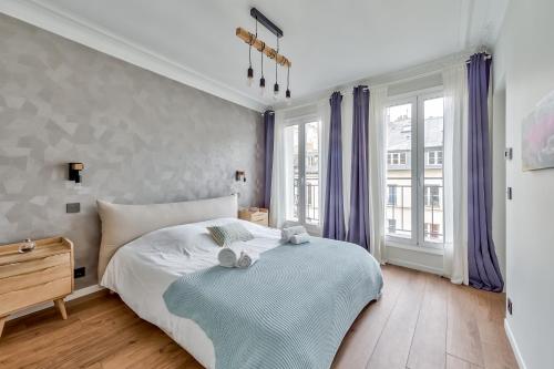 - une chambre avec un grand lit et des rideaux violets dans l'établissement Splendid 3 bdrs Flat in a Prime Location of Paris, à Paris