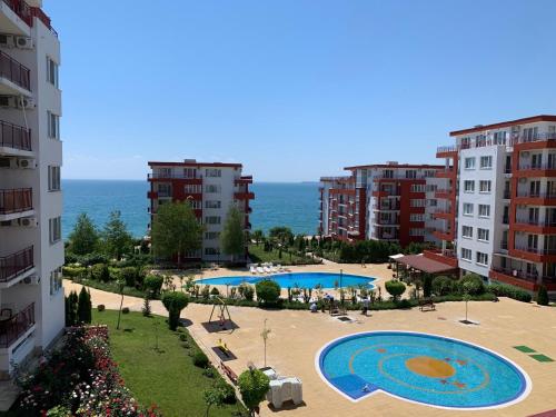 uma vista para uma piscina numa cidade com edifícios em Kalina Private Apartments in Marina View Fort Beach, Sveti Vlas em Sveti Vlas