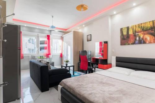 ein Schlafzimmer mit einem Bett, einem Schreibtisch und einem Sofa in der Unterkunft Luxury studio in downtown(2) in Thessaloniki