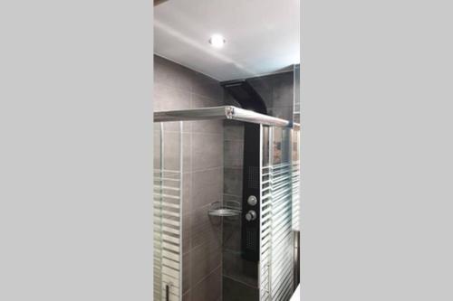 eine Dusche mit Glastür im Bad in der Unterkunft Luxury studio in downtown(2) in Thessaloniki