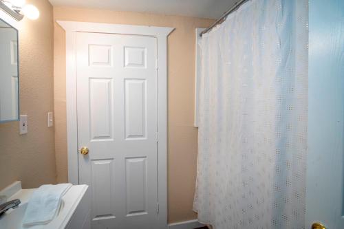 Cozy Downtown Guest House 2BR/1BA Sleeps 8 욕실